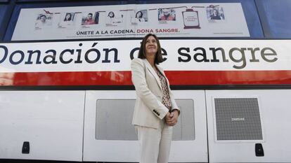 Carmen Martín, directora de Salud y Socorro de Cruz Roja, frente a un autobús de donación de sangre.