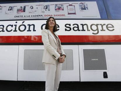 Carmen Martín, directora de Salud y Socorro de Cruz Roja, frente a un autobús de donación de sangre.