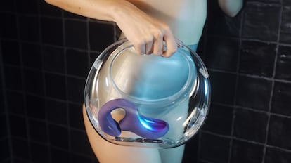 Enigma Wave 2023 es un dispositivo sexual que incorpora silicona de alta calidad, un material muy cálido al tacto.