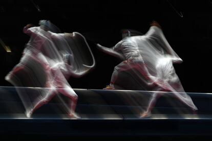 Gauthier Grumier (Francia) en acción contra Benjamin Steffen (Suiza) compiten por la medalla de bronce.