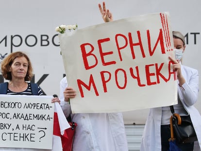Trabajadores sanitarios protestan por el despido del académico y reputado cardiólogo bielorruso Alexandr Mrochek, el 27 de agosto en Minsk.