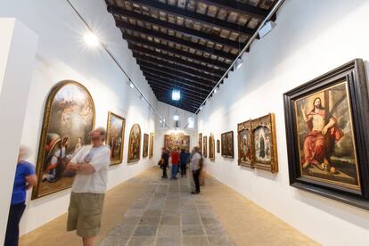 Visitantes en una de las salas de la pinacoteca de la bodega jerezana.