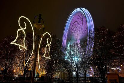 Noria 'Debrecen Eye' rodeada de decoraciones navideñas en Debrecen (Hungría), el 3 de diciembre de 2017.