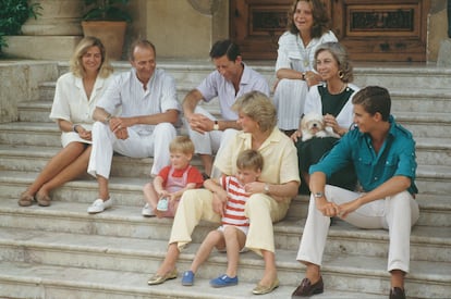 La familia real española junto a lo príncipes Carlos y Diana de Gales, en su visita al palacio de Marivent en agosto de 1987. 