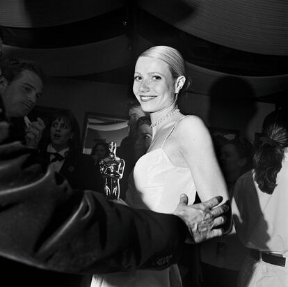 Gwyneth Paltrow en la fiesta de los Oscar de 'Vanity Fair', en West Hollywood, en 1999. Ese año se llevó la estatuilla a mejor actriz, que sostiene en la foto, por su papel en la película 'Shakespeare in Love'.
