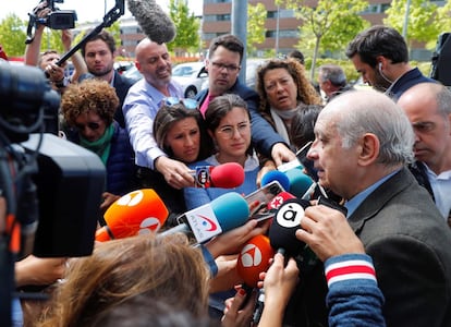 El exministro de Interior Jorge Fernández Díaz atiende a los medios a su llegada al hospital Puerta de Hierro.