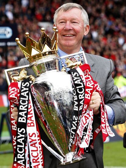 Ferguson, con el trofeo de campeón de la Premier League en la temporada 2008/2009.