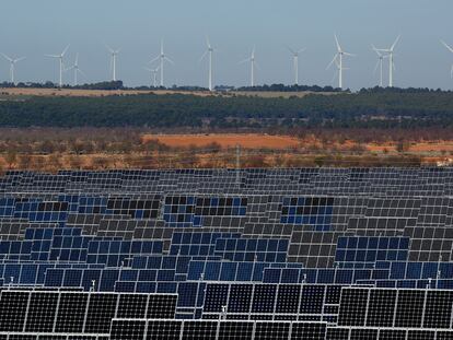 Un parque de placas fotovoltaicas en El Bonillo, Albacete (España).