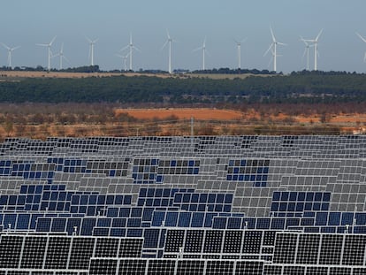 Un parque de placas fotovoltaicas en El Bonillo, Albacete (España).