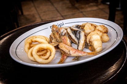 Mix de fritura de pescado: calamares, salmonetes, boquerones y rape. 