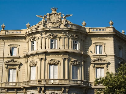 El terreno donde se construyó el palacio fue adquirido por José de Murga y Reolid, primer marqués de Linares y primer vizconde de Llanteno, hombre riquísimo gracias a la fortuna que su familia había extraído de sus negocios en Cuba.