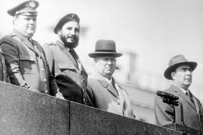 Fidel Castro contempla sonriente el desfile del Primero de Mayo en la Plaza Roja de Moscú flanqueado por el mariscal Malinovsky a la izquierda y el premier Nikita Khrushchev, a la derecha. Más a la derecha, el presidente de la URSS, Leónidas Breznev.