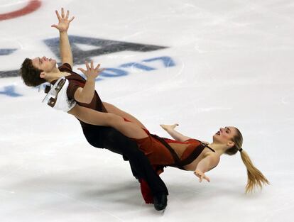 Rachel Parsons y Michael Parsons compiten en la prueba de estilo libre durante los campeonatos de patinaje americanos 2017 en Lake Placid, Nueva York (EE UU).