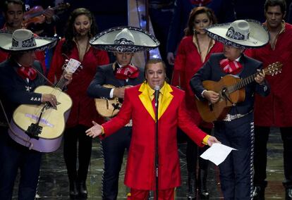Juan Gabriel participa en un homenaje al cómico mexicano a Roberto Gómez Bolaños conocido como Chespirito en el Auditorio Nacional de México, el 29 de febrero 2012.Ciudad de México .