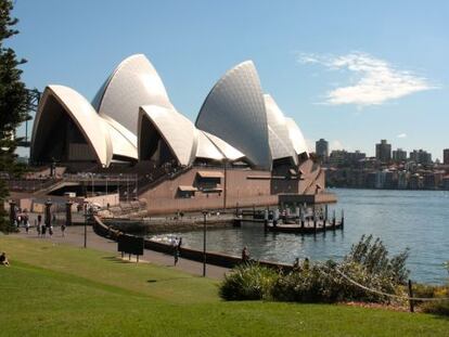 La Sydney Opera House, proyectada por el arquitecto Jorn Utzon, vista desde Royal Botanic Gardens.
