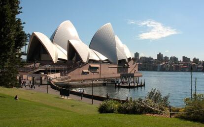 La Sydney Opera House, proyectada por el arquitecto Jorn Utzon, vista desde Royal Botanic Gardens.