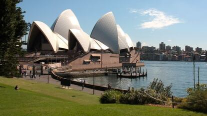 La Sydney Opera House, proyectada por el arquitecto Jorn Utzon, vista desde Royal Botanic Gardens.