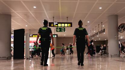 Dos guardias civiles patrullando en Alicante, en una imagen de archivo cedida por la Guardia Civil.