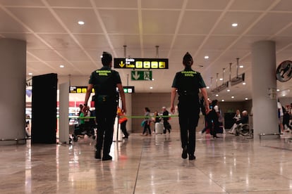 Dos guardias civiles patrullan la terminal alicantina, en una imagen cedida por el instituto armado.