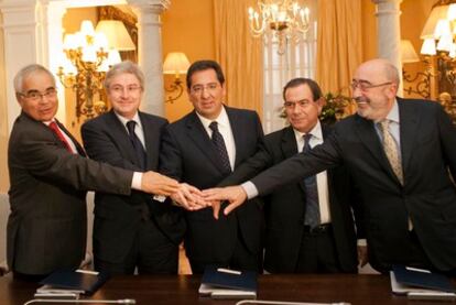 Los responsables de la fusión en Banca Cívica muestran su acuerdo.