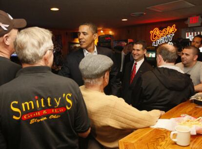 Barack Obama charla con algunos clientes de un restaurante de Elyria, en el Estado de Ohio, donde hizo una breve parada.