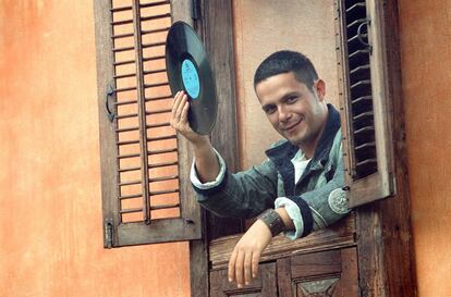 Alejandro Sanz, fotografiado en su casa de Madrid, en 2003.