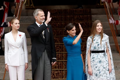 Los reyes de España, Felipe VI y Letizia, y sus hijas la princesa Leonor y la infanta Sofía, saludan a su llegada al Congreso de los Diputados, antes de la ceremonia de jura de la Constitución. 