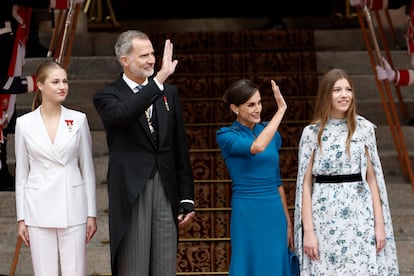 Los reyes de España, Felipe VI y Letizia, y sus hijas la princesa Leonor y la infanta Sofía, saludan a su llegada al Congreso de los Diputados, antes de la ceremonia de jura de la Constitución.