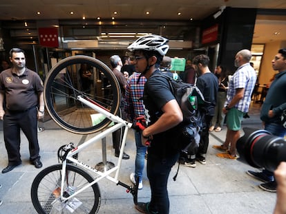 Repartidores del colectivo Riders por derechos en la puerta de los juzgados de lo Social en Madrid antes de celebrarse el juicio, en 2019.