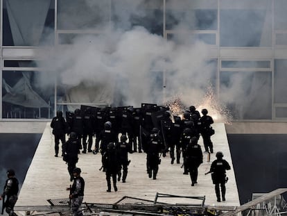 Las fuerzas de seguridad se enfrentan a los partidarios del expresidente de Brasil Jair Bolsonaro este domingo en Brasilia.