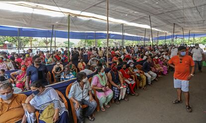 Fila para vacinação em Mumbai. 