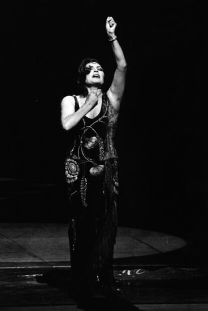Rocío Jurado, en 1992, durante el espectáculo <i>Azabache.</i>