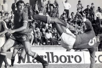 Quini (i), durante un partido entre Chipre y España en 1979.
