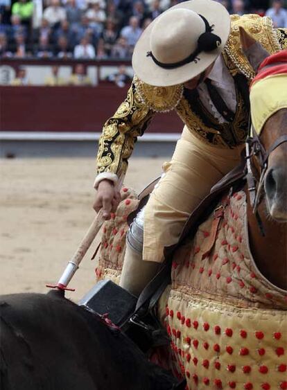 La vara del picador se parte en el encuentro con el segundo toro.