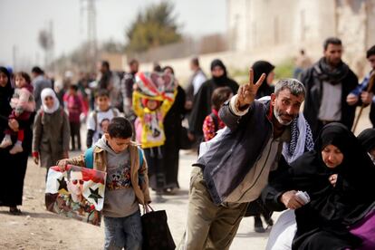 La ciudad de Afrin, situada cerca de la frontera con Turqua, est rodeada casi por completo por el ejrcito turco y los habitantes huyen por temor a quedar totalmente asediados.