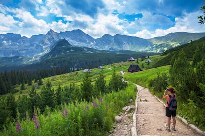 Para los eslovacos, la cima del Kriváň, de 2.500 metros, es prácticamente una visita obligada al menos una vez en la vida. Hasta tal punto es un símbolo patrio esta cumbre, casi siempre nevada, que figura en las monedas eslovacas de cinco céntimos. El resto de Europa está empezando a descubrir ahora este paraíso para senderistas que es el Alto Tatra, pequeña y pintoresca parte de los Cárpatos en la que se apiñan 25 picos de más de 2500 metros, llena de cascadas, acogedores albergues e incontables senderos.