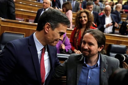 Pedro Sánchez (l) and Pablo Iglesias will lead a coalition government after securing parliamentary endorsement on Tuesday.