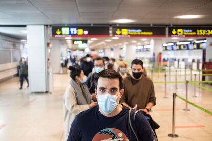 Hugo Serrano, en el aeropuerto de Madrid antes de viajar a Estados Unidos este lunes.