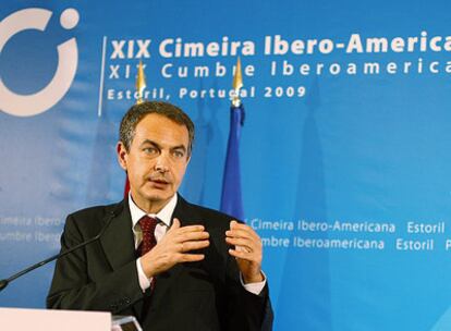 El presidente de Gobierno, José Luis Rodríguez Zapatero, ofrece una rueda de prensa a la clausura de la Cumbre Iberoamericana de Estoril