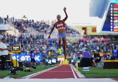 La campeona mundial de triple salto, la venezolana Yulimar Rojas, salta en Hayward Field este lunes.