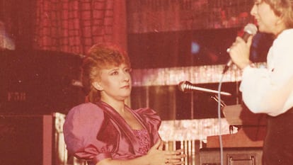 Maryní Callejo, en una actuación como directora musical de Mari Trini en el hotel Windsor de Madrid en 1983.