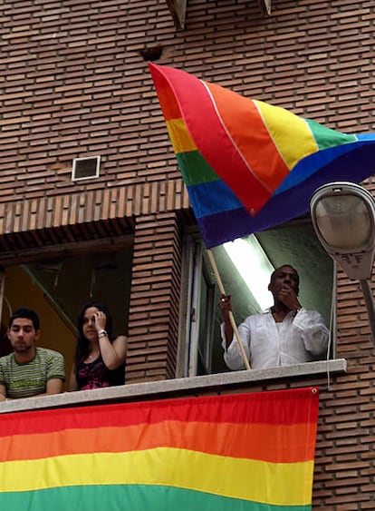 Eva Hache ha rechazado los despidos, los problemas laborales y los acosos sexuales que sufren las lesbianas "por la circunstancia de amar a otras mujeres". Ambos han subrayado que este año hay que cumplir "el sueño lésbico, de existir en libertad y en igualdad, sin miedo a ser, ni a parecer, desde la alegría, desde la fiesta y desde la reivindiación".