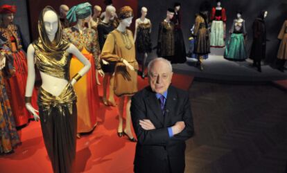 Más de 300 modelos de Yves Saint Laurent, vídeos, documentos y una reconstrucción de su taller se muestran a partir de hoy, y hasta el 29 de agosto, en el Petit Palais de París. El principal promotor de la muestra ha sido el empresario Pierre Bergé, cofundador de la firma YSL y amigo más próximo al artista. Durante la apertura de la muestra Bergé ha explicado que su objetivo con esta exposición es "poner en presente una obra y descubrirla a quienes la conocen mal".