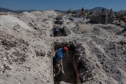 Un trabajador prepara tumbas para los muertos por covid-19 en un panteón municipal de Tijuana (Estado de Baja California), en abril de 2020.
