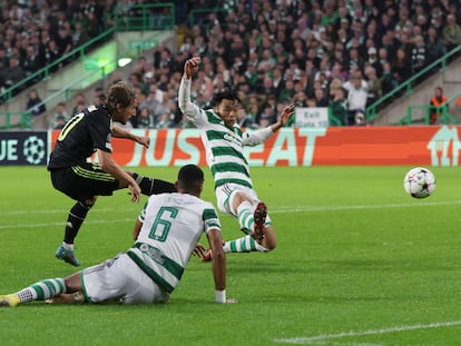 Luka Modric marca el segundo gol del partido entre el Celtic y el Real Madrid este martes en Glasgow.