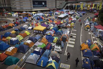 Tiendas de campaña utilizadas por los manifestantes prodemocracia se extienden por el centro de Hong Kong. Los cientos de manifestantes que aún pernoctan en las calles se muestran desafiantes ante una inminente acción policial que podría ocurrir en los próximos días y que pondría fin a más de mes y medio de permanentes protestas sin precedentes en territorio chino.