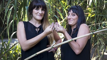 María Rozalén, a la izquierda, y Beatriz Romero realizan un signo que significa "contigo" o "juntos", y que usan en la canción 'Ahora'.