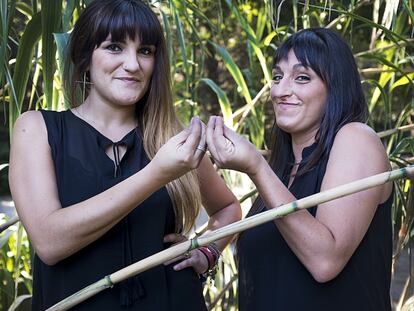 María Rozalén, a la izquierda, y Beatriz Romero realizan un signo que significa "contigo" o "juntos", y que usan en la canción 'Ahora'.