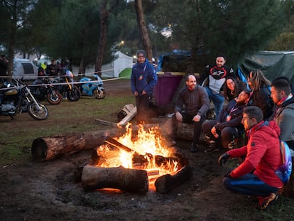 Un grupo de moteros se calienta al fuego, durante la concentración de Pingüinos, en enero de 2024.