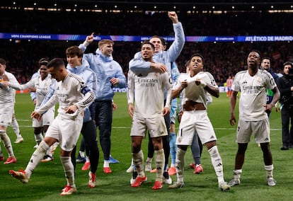 Los jugadores del Real Madrid, Jude Bellingham, Rodrygo, Vinicius Junior y Lucas Vázquez, entre otros, celebran la victoria en el Metropolitano. 